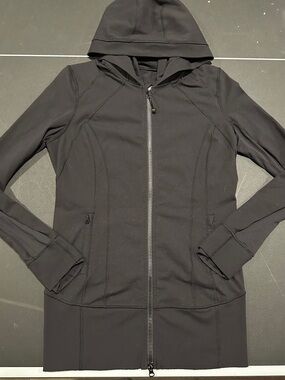 EUC size 10 black bum covering Lululemon zip up lightweight jacket